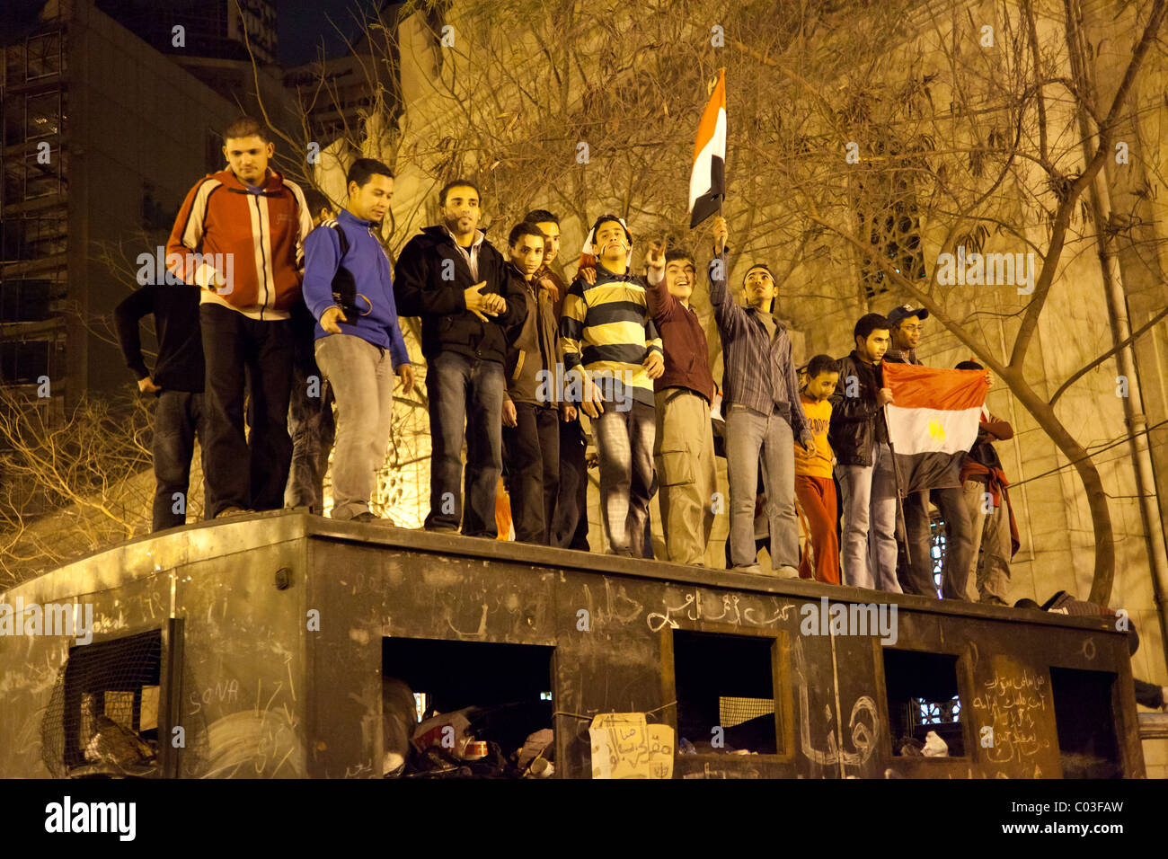 Ägyptischen Demonstranten, die Polizei LKW feiert Sieg in der Revolution auf dem Tahrir oben auf ausgebrannt. Stockfoto