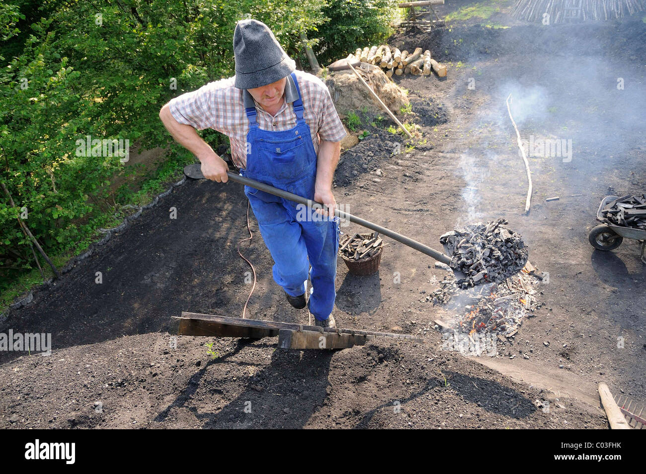 Kohle Ofen ist durch eine Waldberufe, Walpersdorf, Kreis Siegen-Wittgenstein  Bezirk, North Rhine-Westphalia in Brand gesetzt Stockfotografie - Alamy