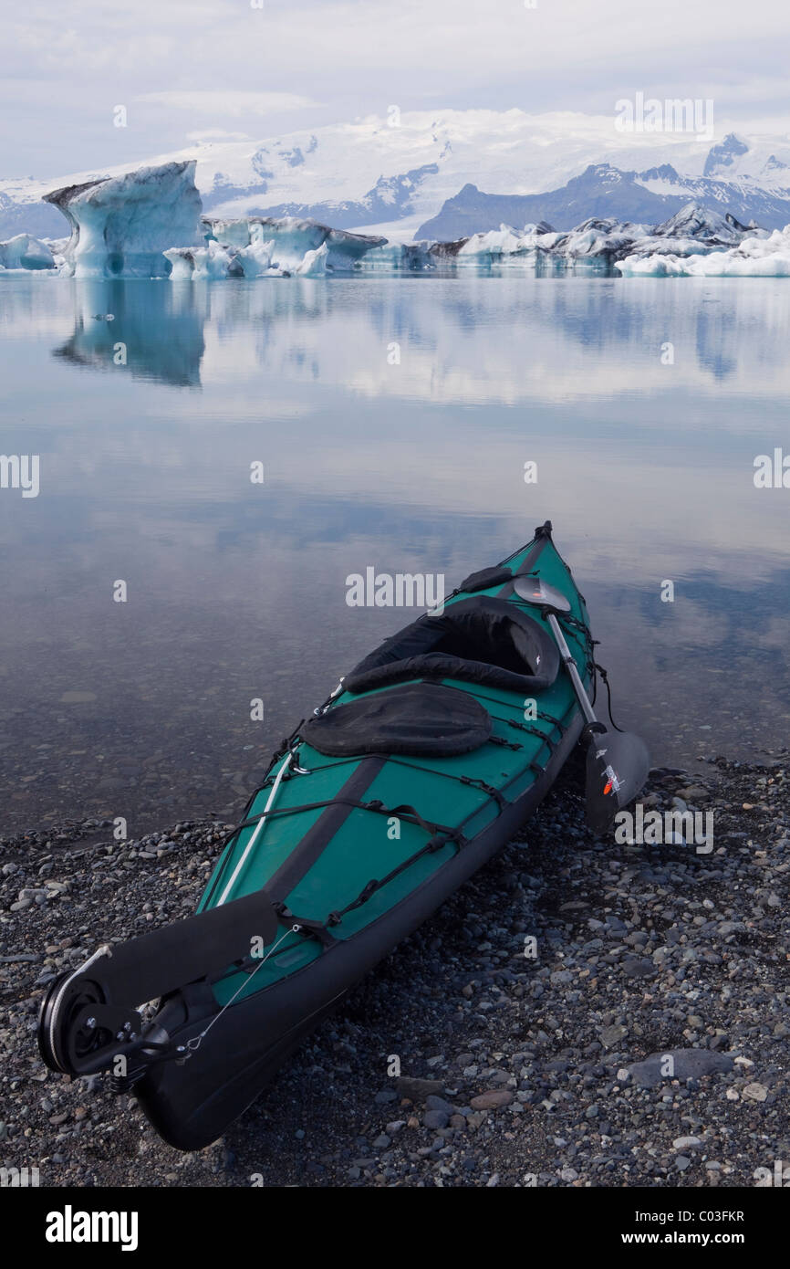 Faltboot auf dem Ufer von Joekulsarlon Gletschersee, Island, Europa Stockfoto