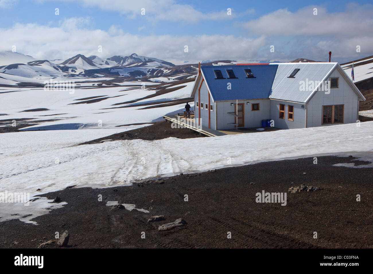 Blockhütte in einer Schnee bedeckten vulkanischen Landschaft, Landmannalaugar, Island, Europa Stockfoto