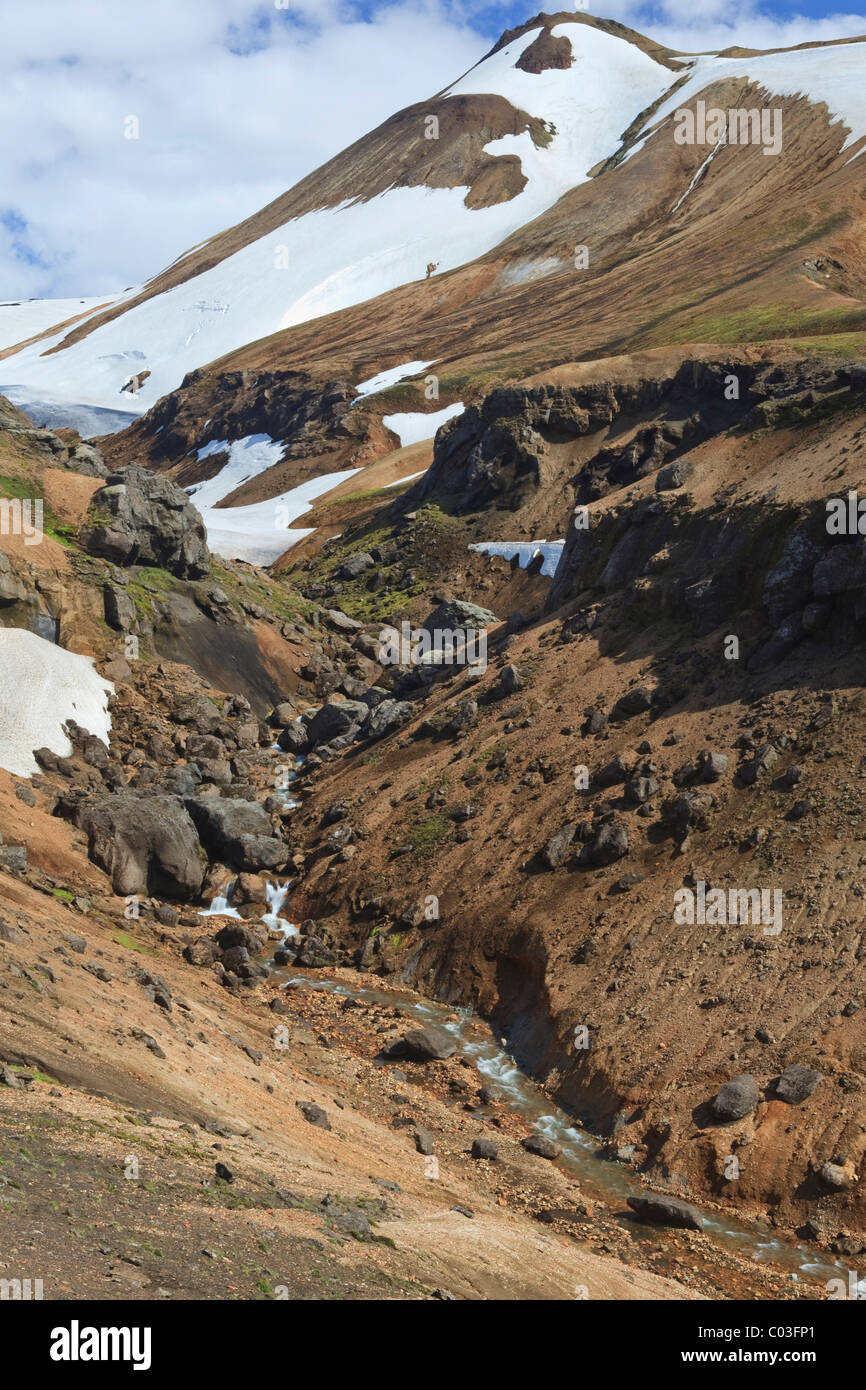 Fluss vor schneebedeckten Vulkan, Eyjafjallajoekull, Island, Europa Stockfoto