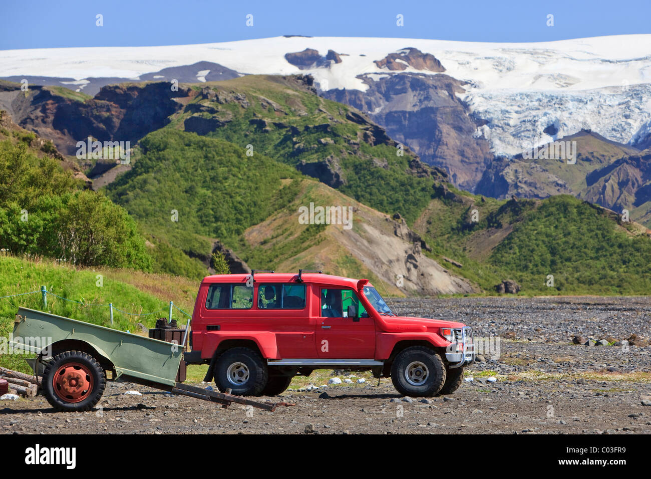 Roten Jeep in einem Flussbett in der Nähe von Eyjafjallajoekull Gletscher, Borsmoerk, Island, Europa Stockfoto