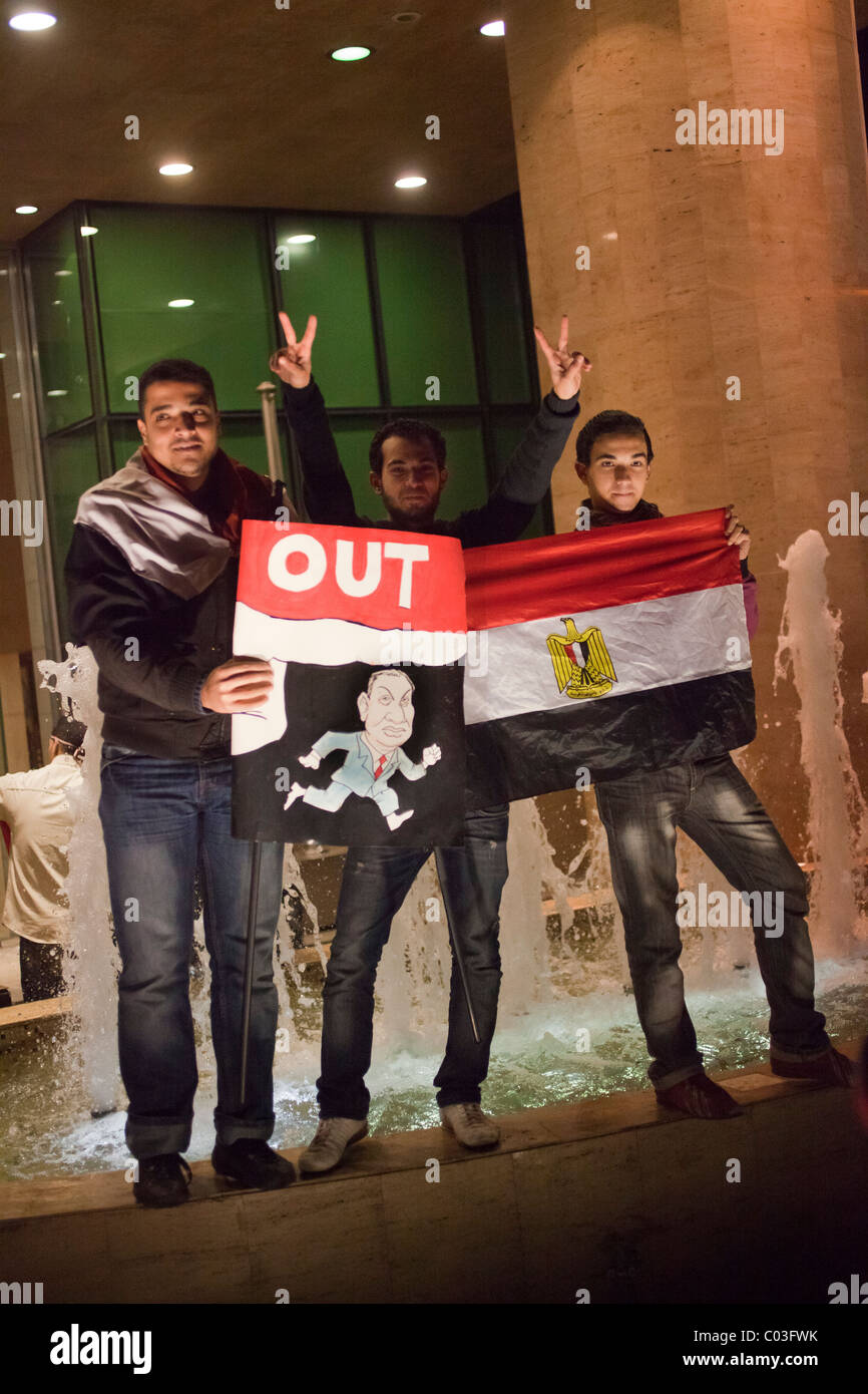 Ägyptischen Jugendlichen feiert Sieg in der Revolution in der Nähe von Tahrir neben Brunnen Stockfoto