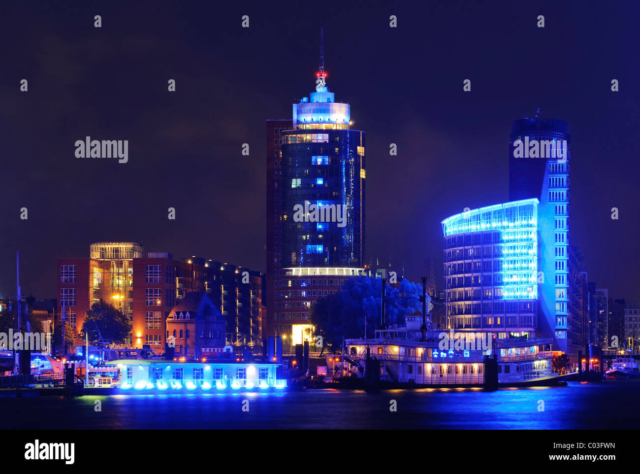 Blau beleuchtet die HTC Hanseatic Trade Center an der Kehrwiderspitze zu den Cruise Days 2010 "Blue Port" Kunst am Bau Stockfoto