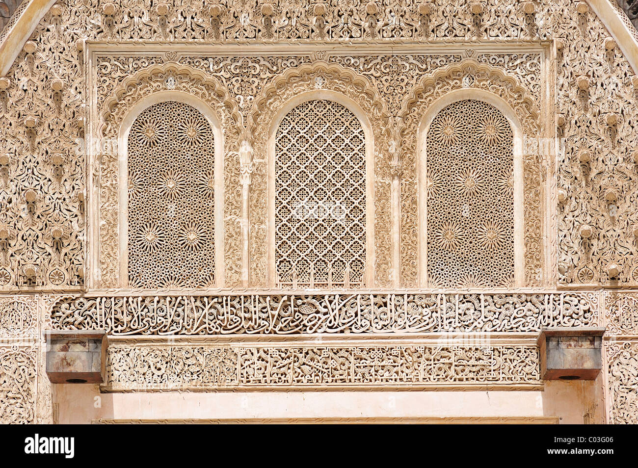 Aufwendige Stuckverzierungen, Arabesken und koranischen Verse gemacht aus Gips in der Medersa Bou Inania Koranschule, Fes, Marokko Stockfoto