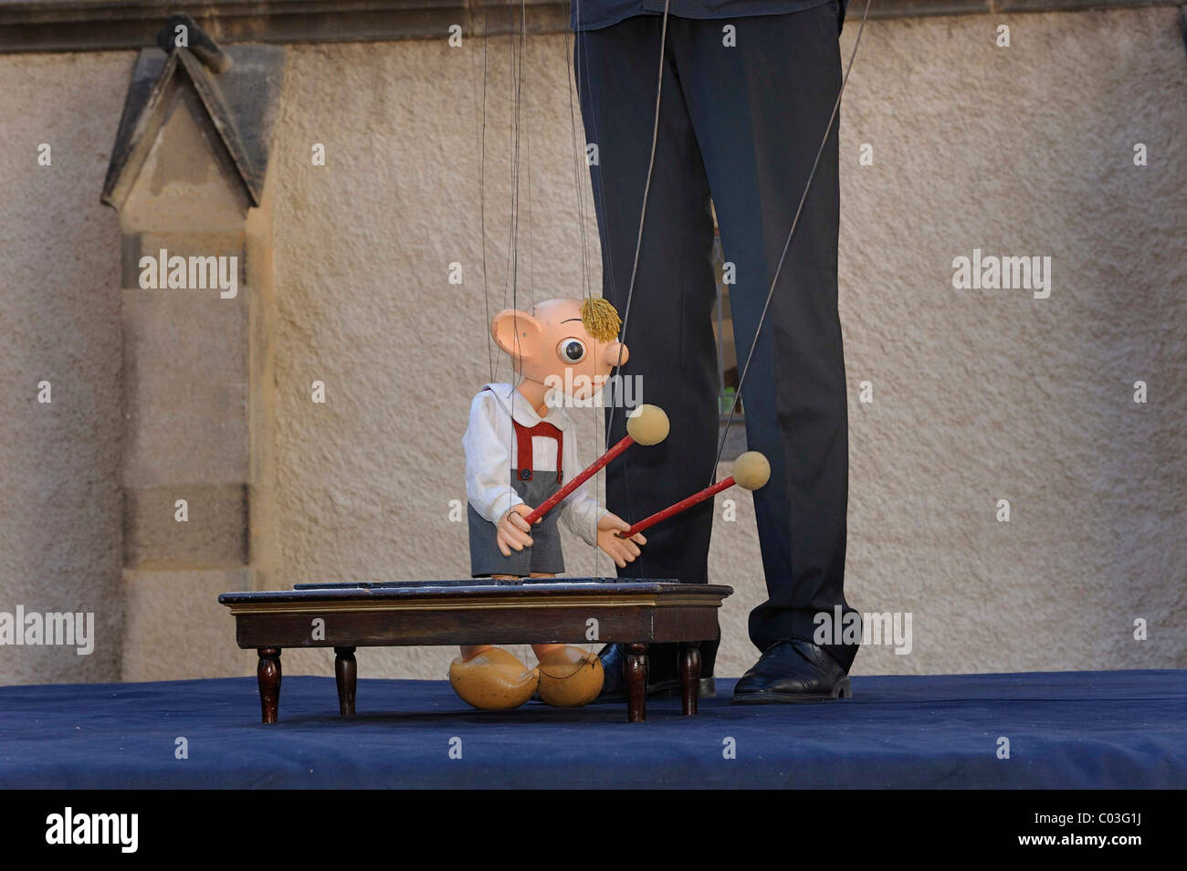 Prager Marionettentheater Spejbl spielen Xylophon, öffentliche Aufführung auf einer Freilichtbühne auf dem Schlossplatz Platz, Meißen Stockfoto