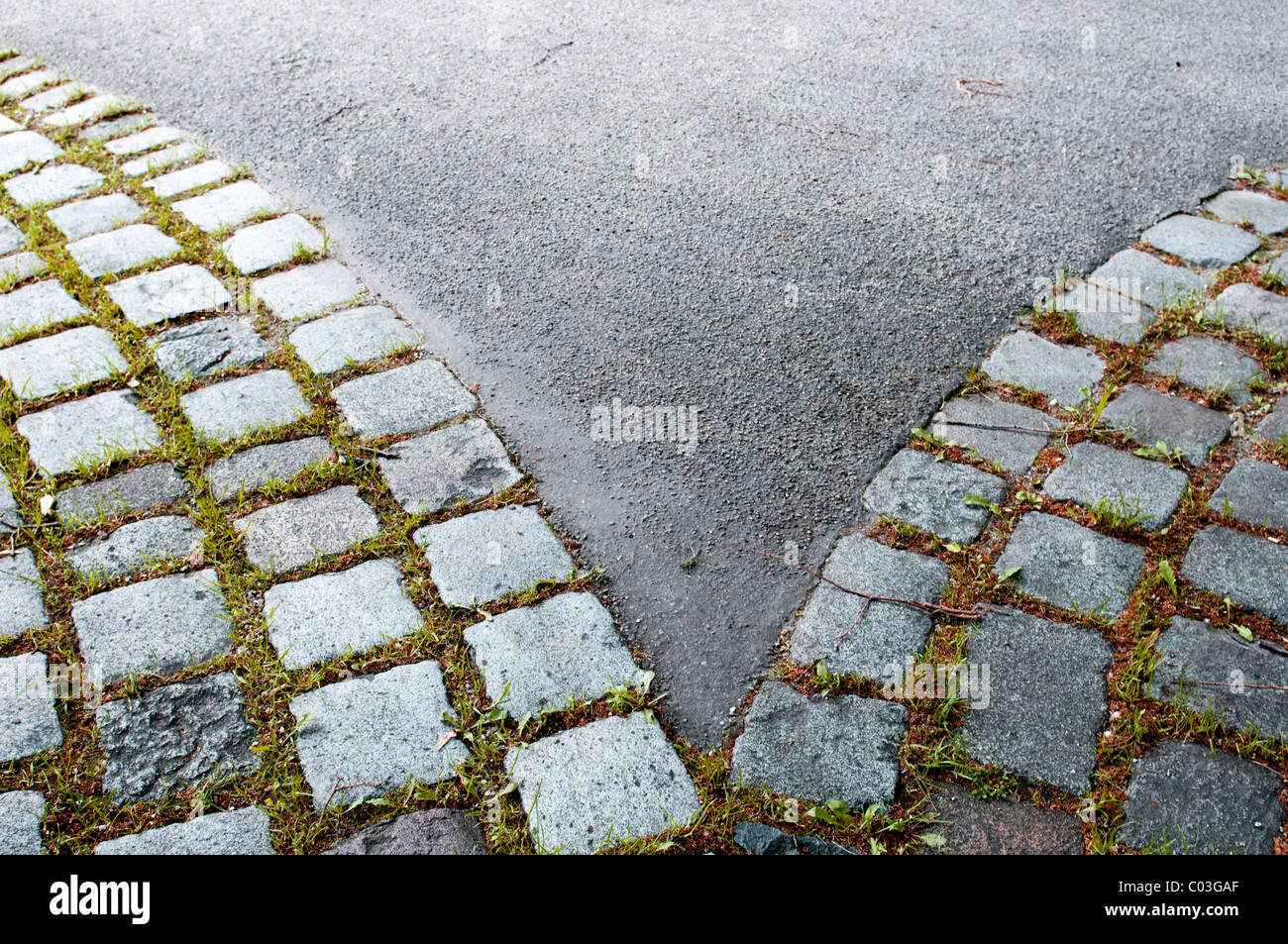 Gepflasterte Straße und Asphalt, Gestaltung einer V Stockfoto