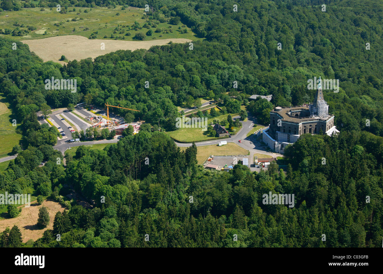 Luftaufnahme, Octagon Gebäude mit Herkules-Statue, Bergpark Wilhelmshoehe Park, Kassel, Hessen, Deutschland, Europa Stockfoto