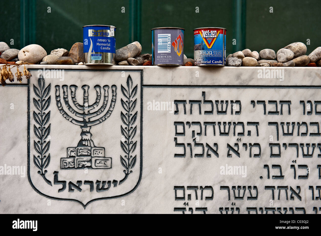 Gedenkstätte für die Opfer des Anschlags auf die israelische Olympia-Mannschaft während der Olympischen Spiele in München 1972, auf Steinen und Stockfoto