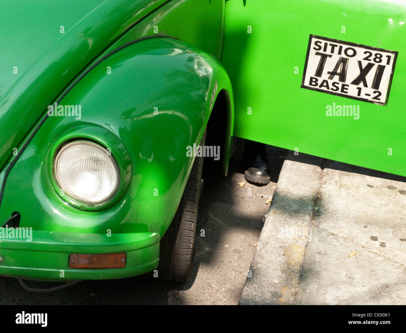 Detailansicht Kotflügel & unverwechselbaren Logo auf offene Tür glänzend hell grüne funky Volkswagen Bug Mexico City taxi Stockfoto