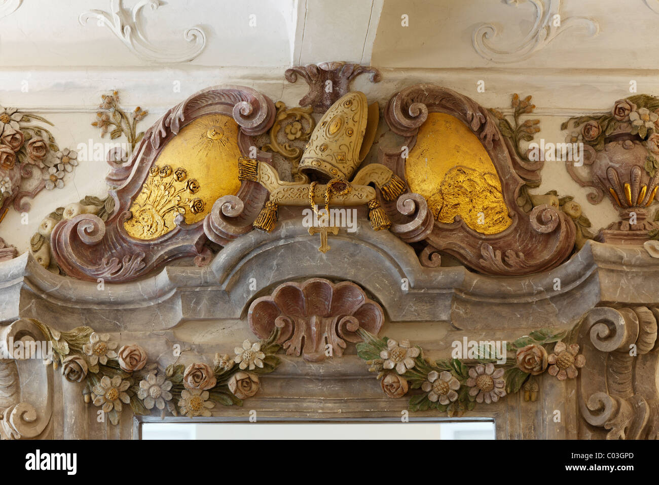 Portal zum Prälaten Saal mit einer Haube mit Rosen, Maritime Museum im Schloss Erlahof Burg, Spitz an der Donau, Wachau Stockfoto