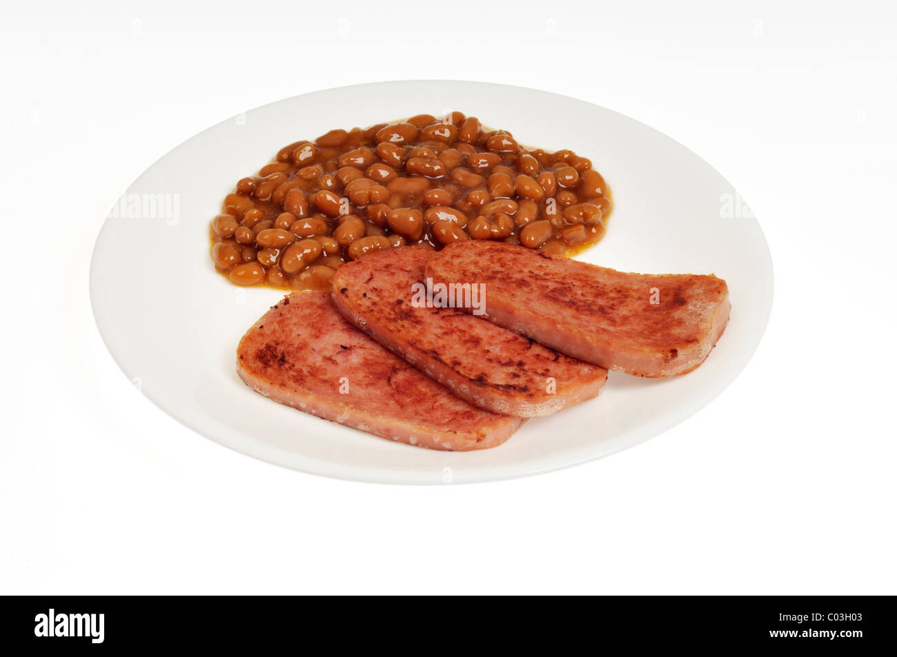 Gekocht gegrillt Hormel spam mit Schweinefleisch und Bohnen auf weißem Schild mit weißem Hintergrund, Ausschnitt. USA Stockfoto