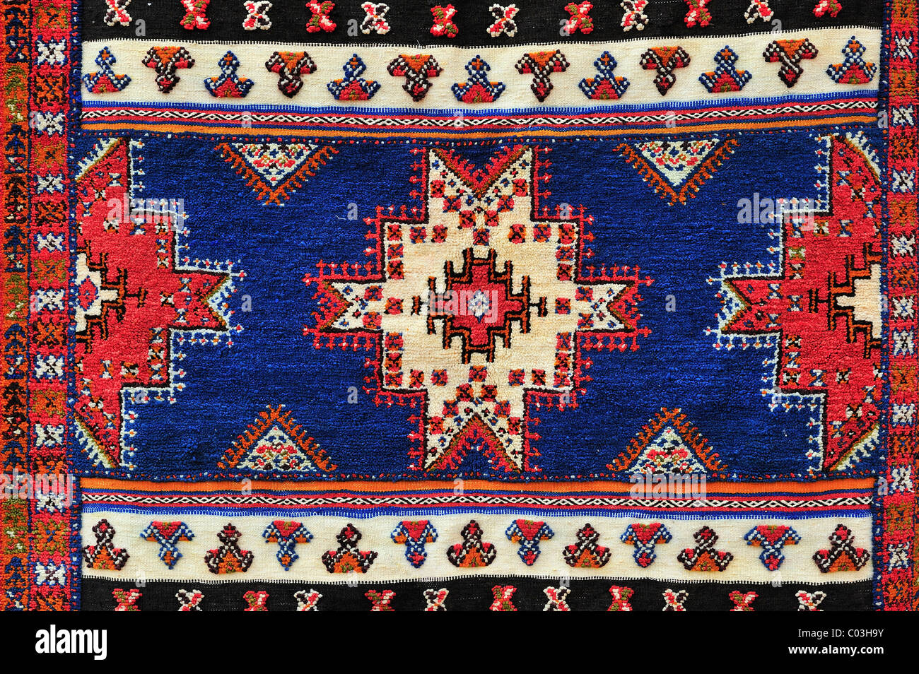 Aufwendige Muster auf einem marokkanischen geknüpfte Teppich, Marokko, Afrika Stockfoto