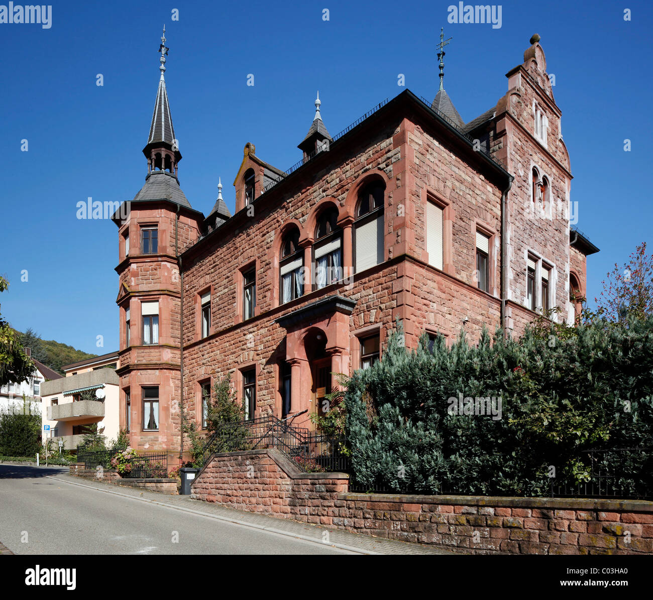 Villa mit rotem Sandsteinfassade, Bad Bergzabern, südliche Wein Route, Rheinland-Pfalz, Deutschland, Europa Stockfoto