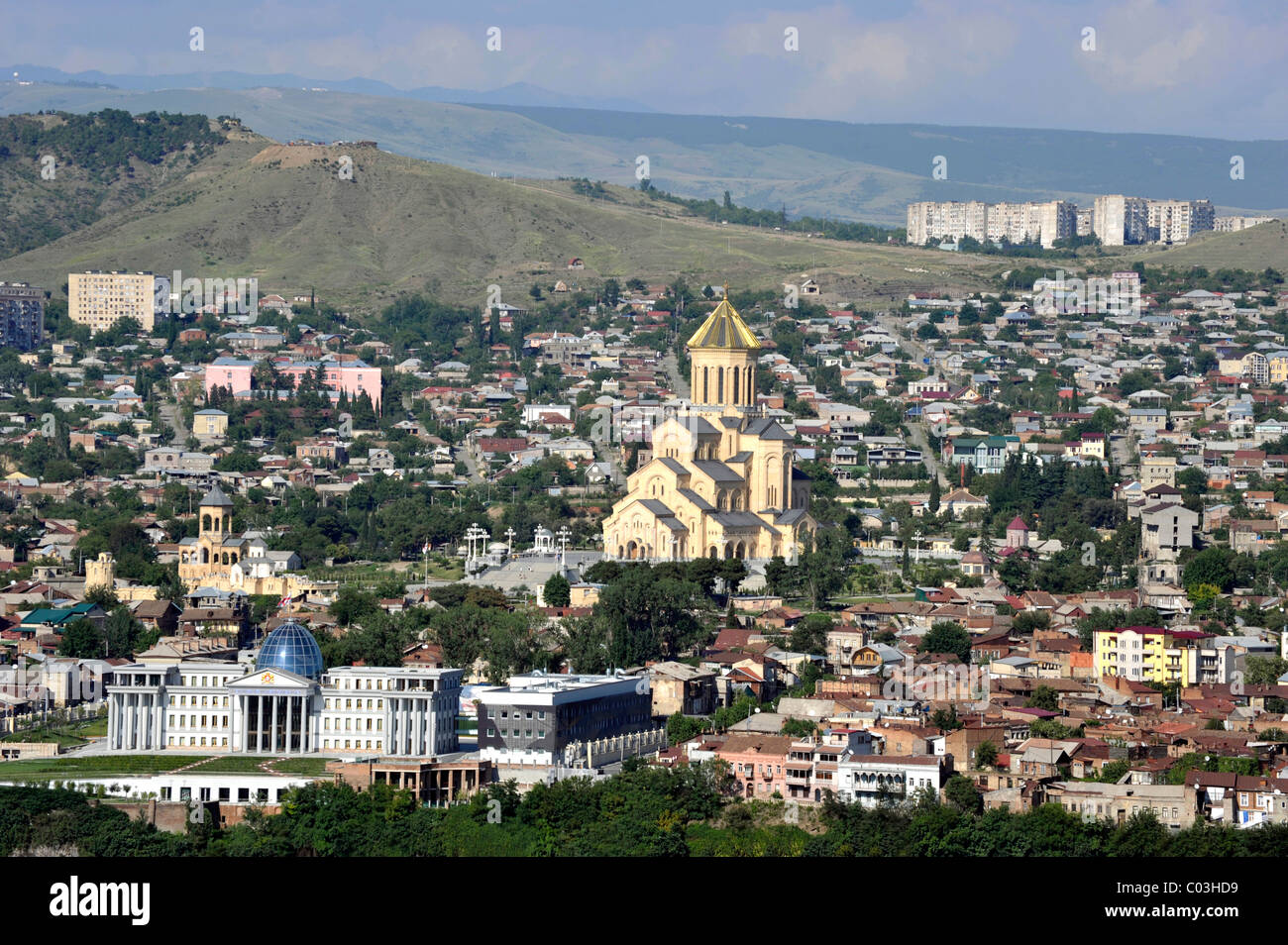 Palast des Präsidenten und Sameba-Kathedrale oder Dreifaltigkeits-Kathedrale, Avlabari Bezirk, Tbilisi, Georgia, West-Asien Stockfoto