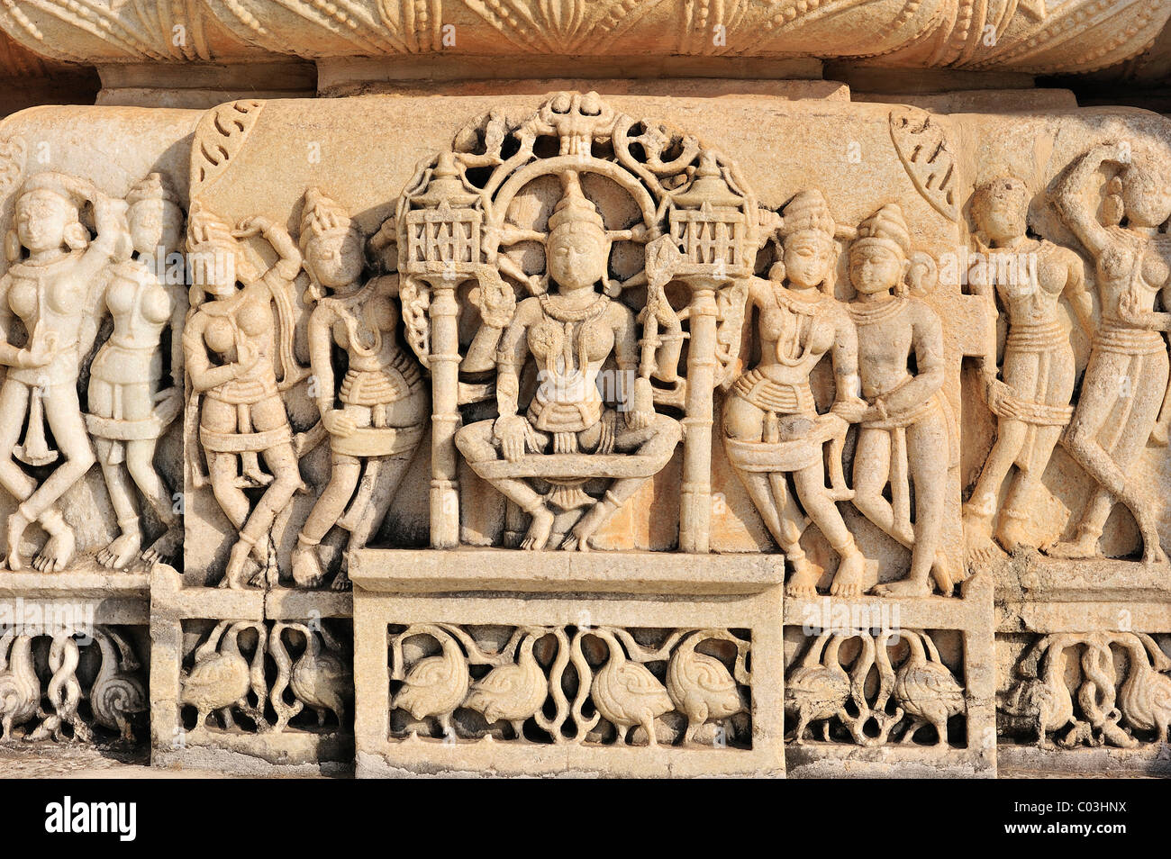 Aufwendige Fries mit Tänzern, Tiere und floralen Motiven Marmor in den Marmor-Tempel von Ranakpur Stockfoto