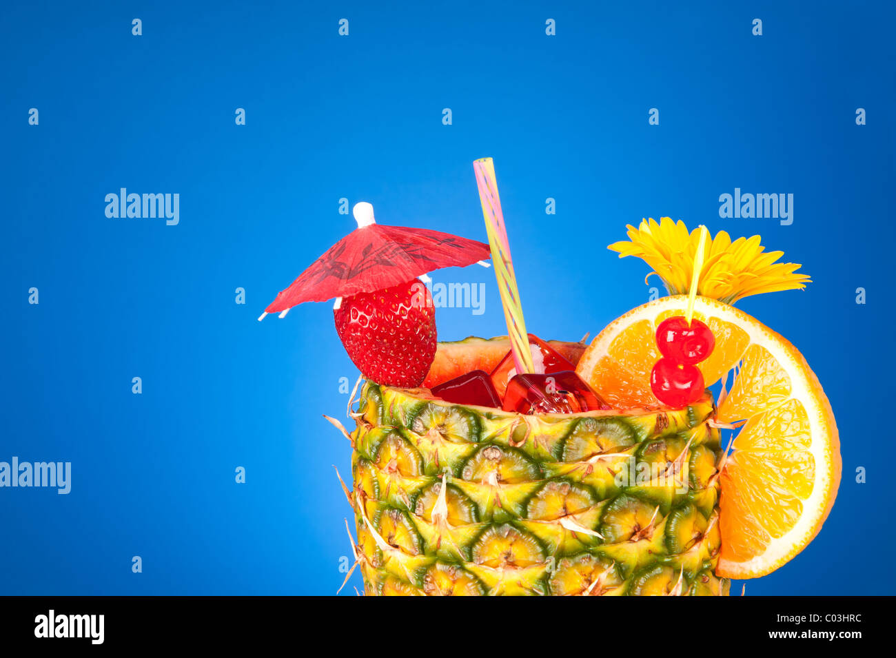 Ein kalter, tropischen rum Erfrischungsgetränk mit einem Ananas-Glas Stockfoto