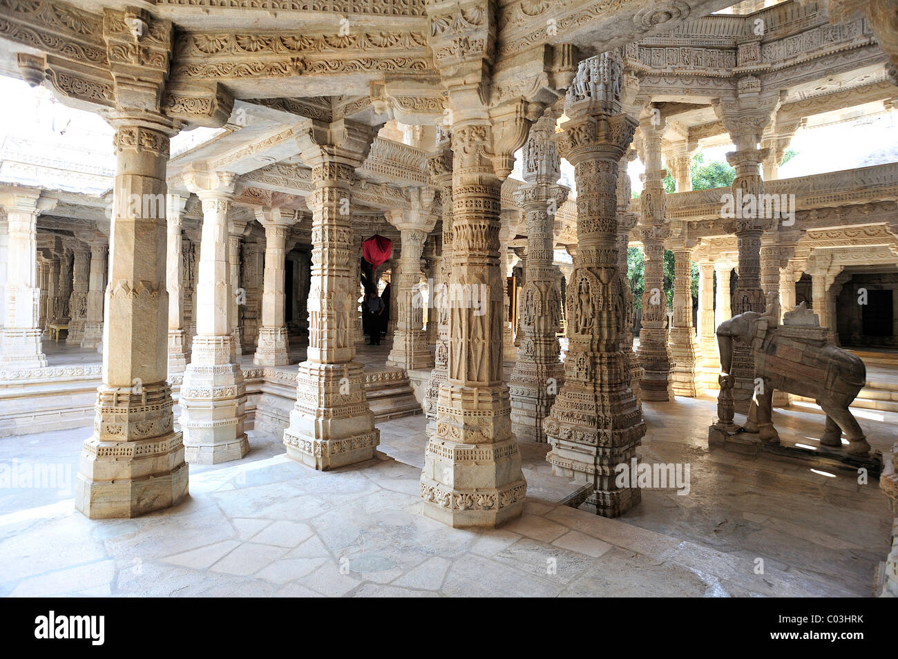 Teilansicht der inneren Halle mit reich verzierten Marmorsäulen in den Tempel von Ranakpur, ein Tempel der Jain-Religion, Rajasthan Stockfoto