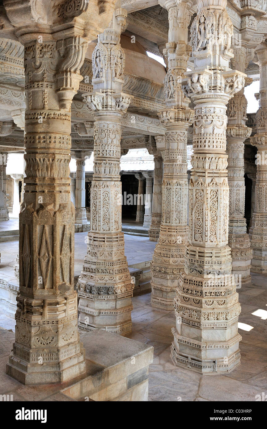 Teilansicht der inneren Halle mit reich verzierten Marmorsäulen in den Tempel von Ranakpur, ein Tempel der Jain-Religion, Rajasthan Stockfoto