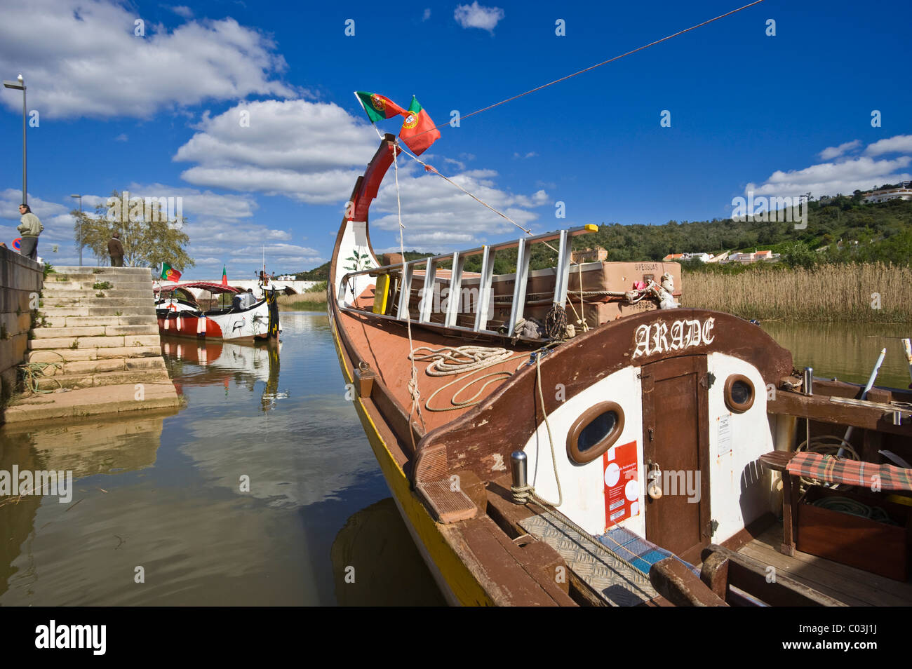 Historische Fischerboote als touristische Boote über den Rio Arade Fluss, Silves, Algarve, Portugal, Europa Stockfoto