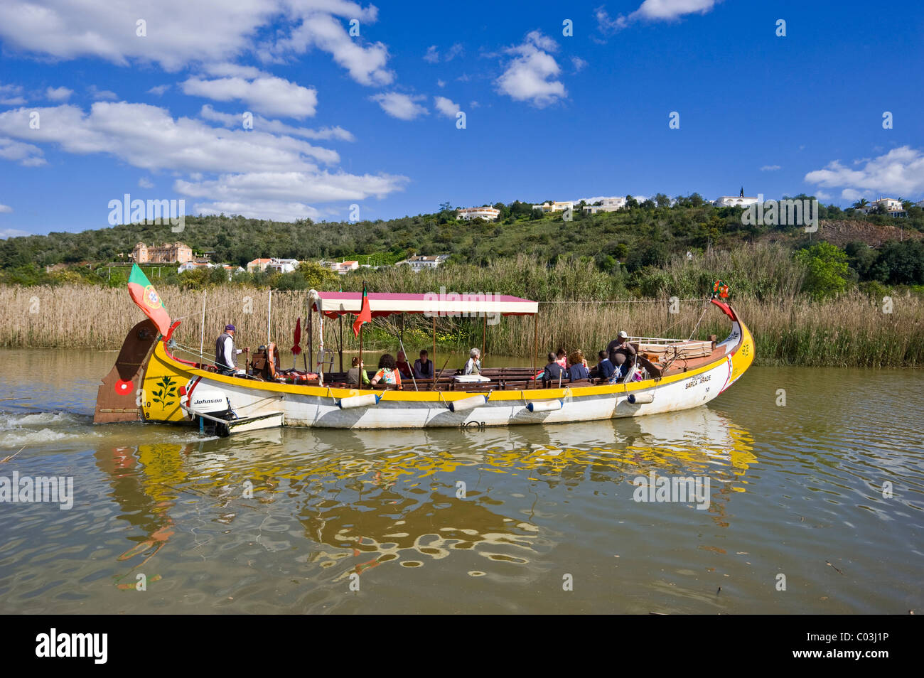 Historischen Fischerboot als Tourist Boot über den Rio Arade Fluss, Silves, Algarve, Portugal, Europa Stockfoto