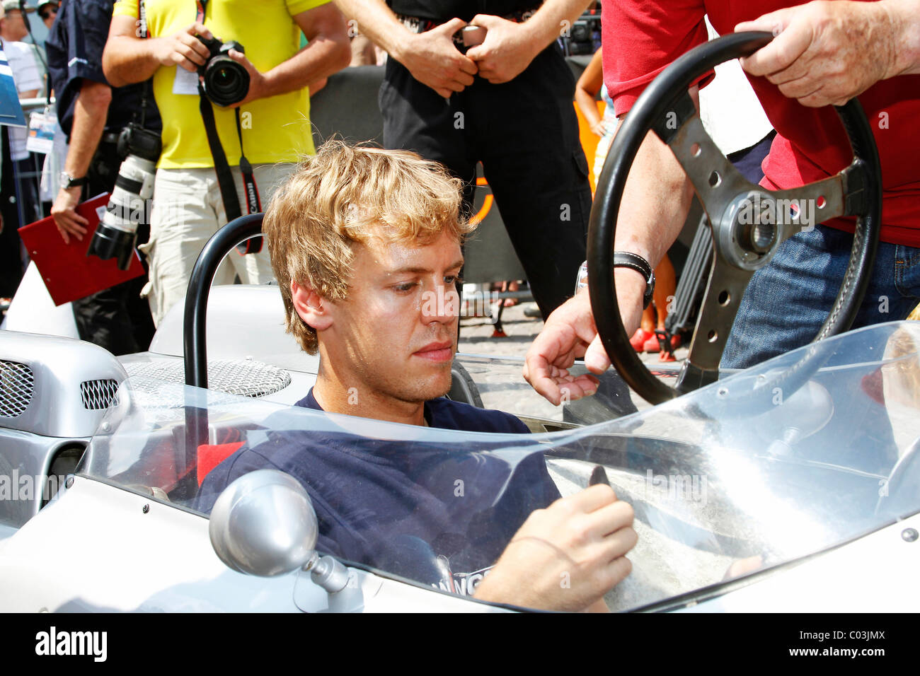 Sebastian Vettel empfangende Anweisungen über das Porsche Typ 804 Formel1 Fahrzeug, Baujahr 1962, Ennstal Classic 2010 Stockfoto