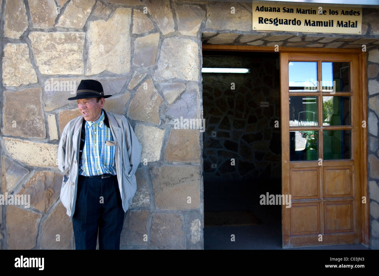 Mapuche-Mann an der Resguardo Mamuil Malal chilenische argentinischen Grenze warten die Zollformalitäten. Stockfoto