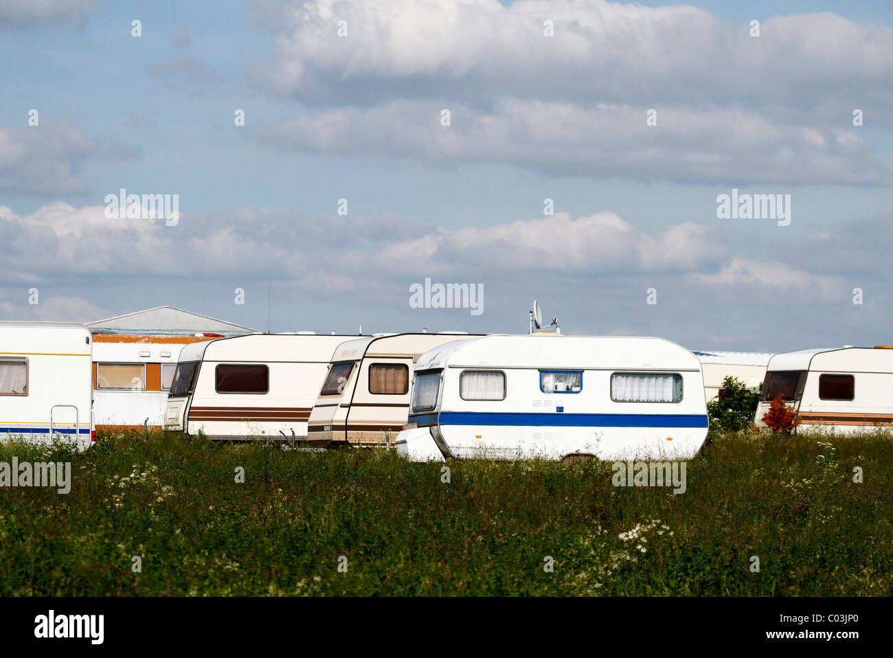 Wohnwagen Auf Einer Wiese Stockfotografie Alamy