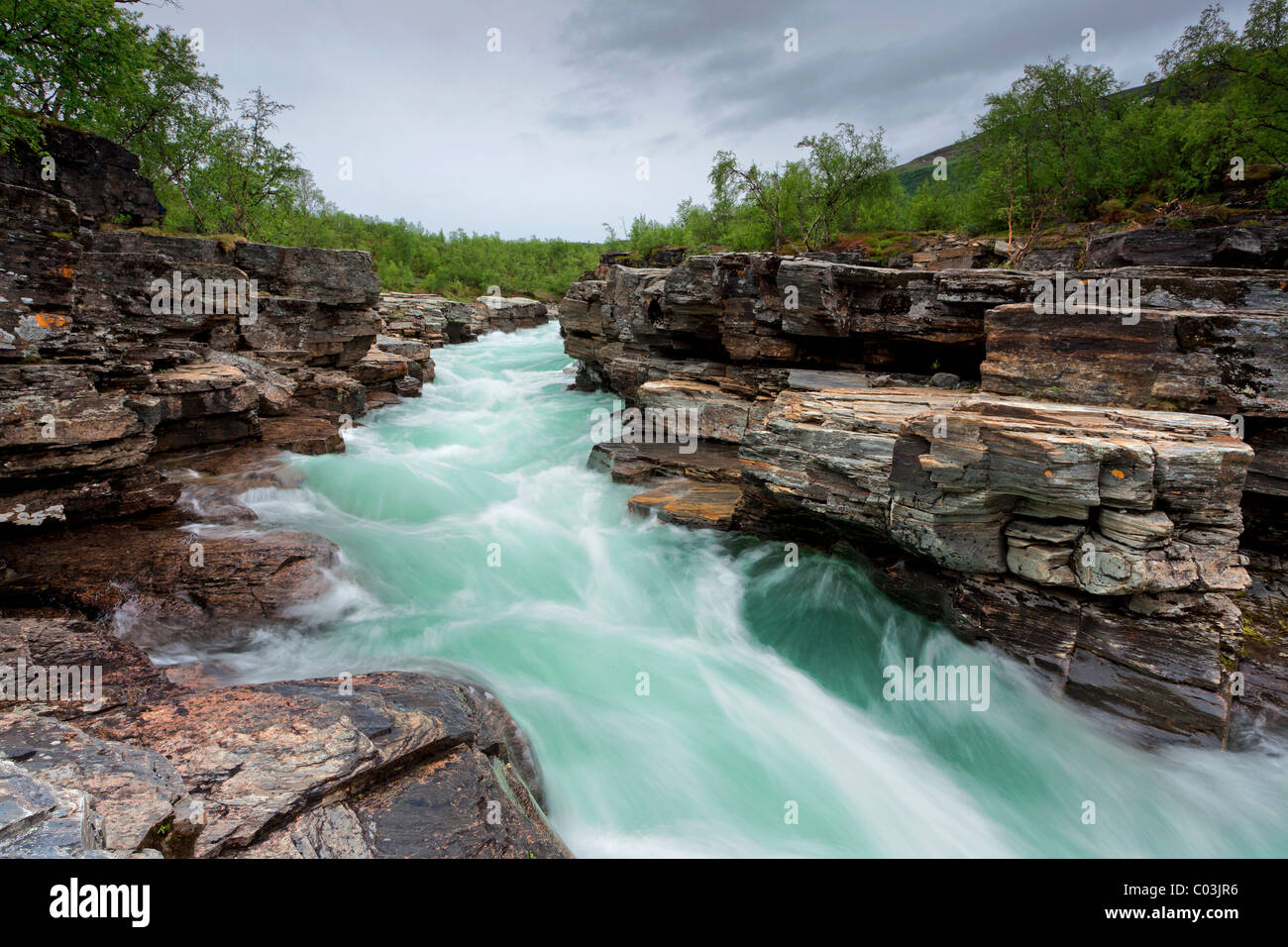 Abiskojakka Fluss in der Region von Schwedisch-Lappland auf Kungsleden Wanderweg in der Nähe von Abisko und Kiruna, Schweden, Skandinavien, Europa Stockfoto