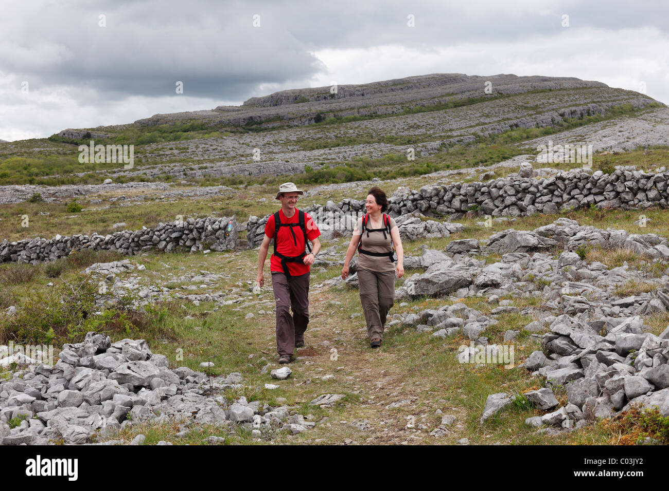 Wanderer im Burren Nationalpark, County Clare, Irland, Europa Stockfoto