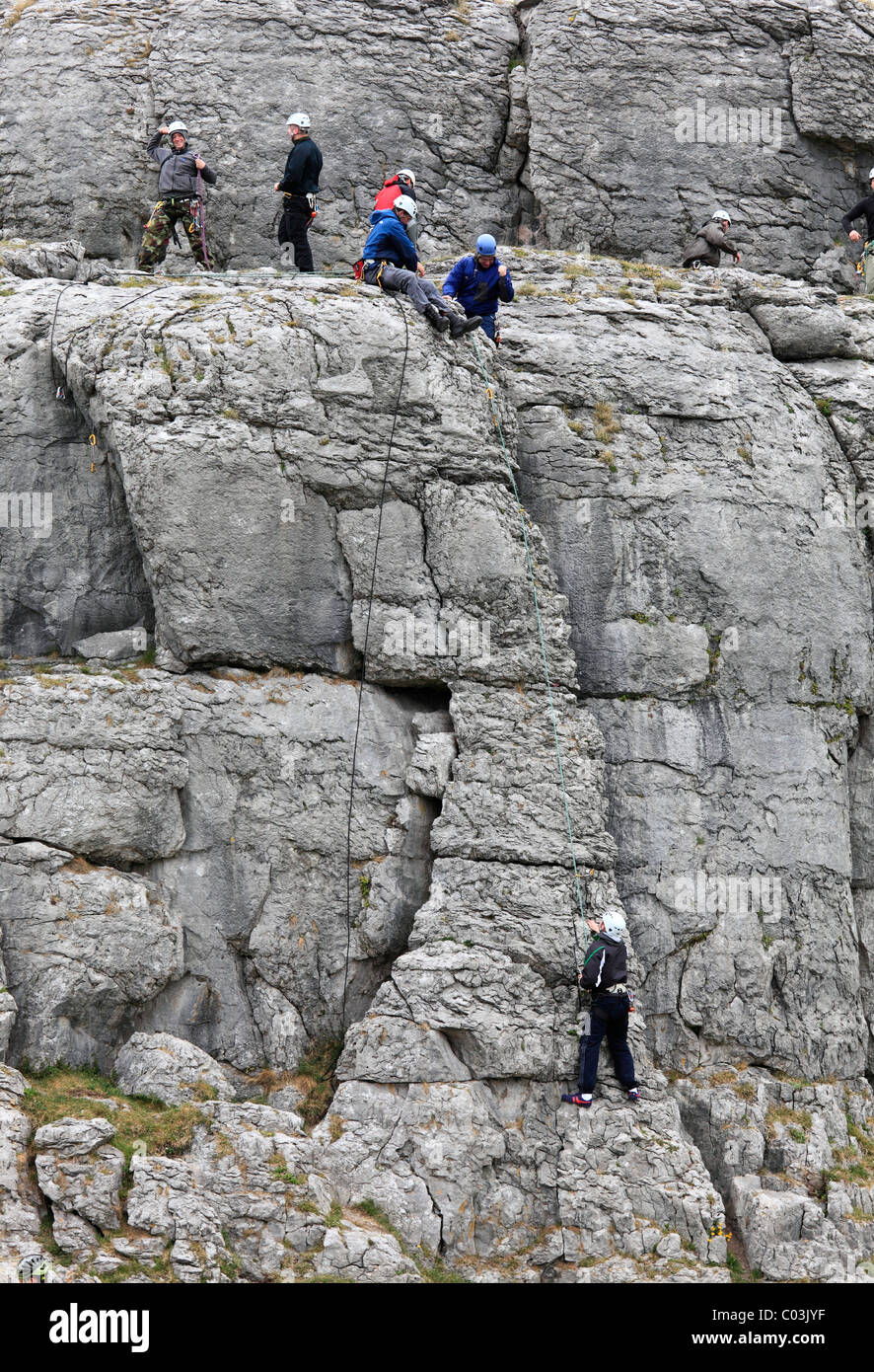 Bergsteiger klettern auf Felsen in der Nähe von Lisdoonvarna, Burren, County Clare, Irland, Europa Stockfoto
