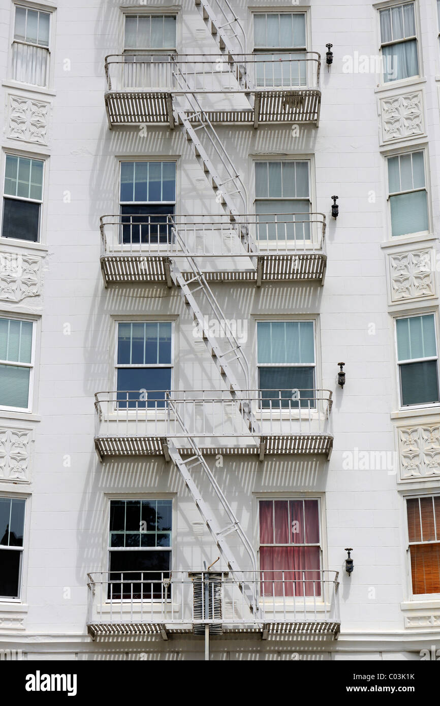 Feuerleitern auf einer Gebäudefassade in San Francisco, Kalifornien, USA, Nordamerika Stockfoto