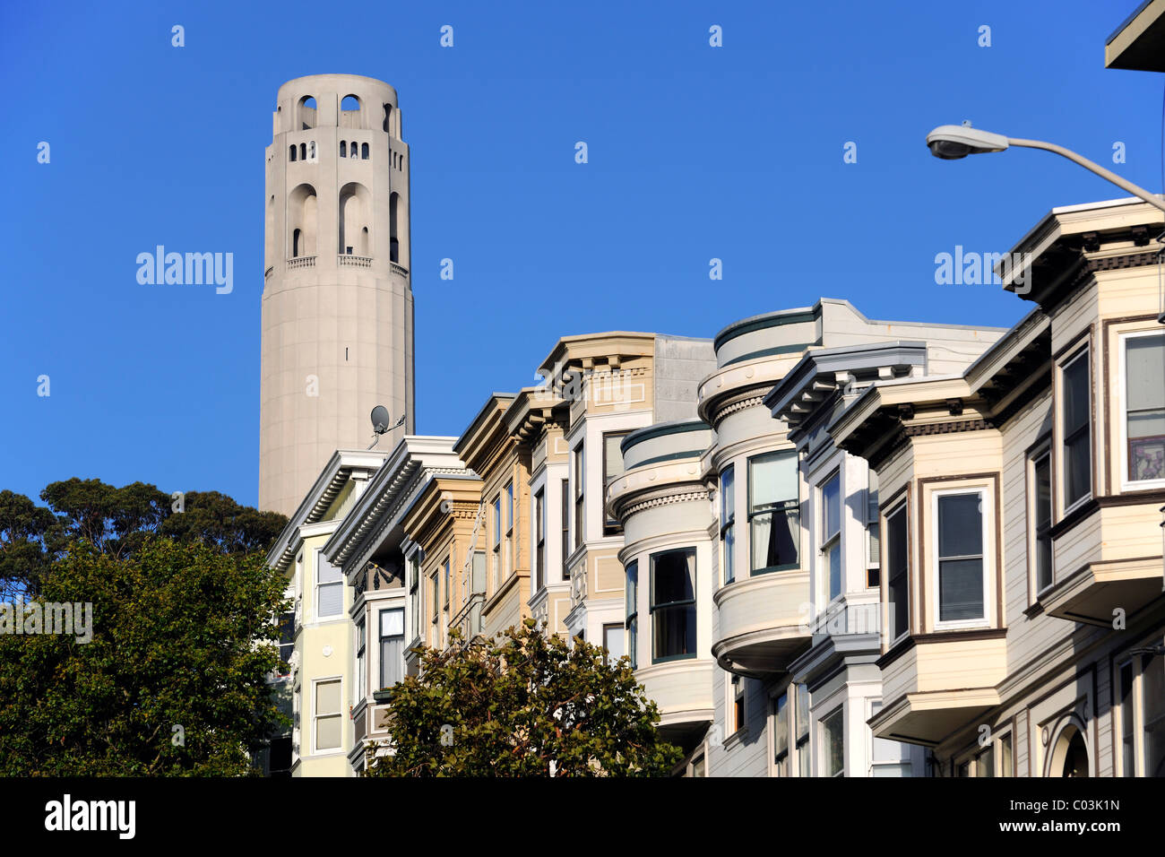 Viktorianische Häuser vor Coit Tower, ein Aussichtsturm, San Francisco, Kalifornien, USA, Nordamerika Stockfoto