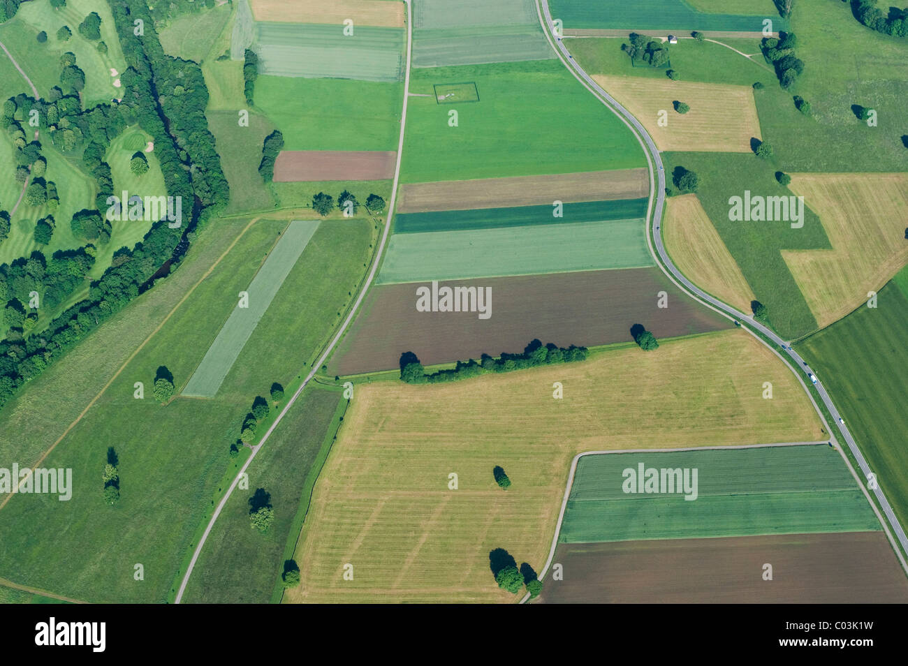 Luftaufnahme der Felder und Straßen in der Nähe von Freiburg Im Breisgau, Baden-Württemberg, Deutschland, Europa Stockfoto