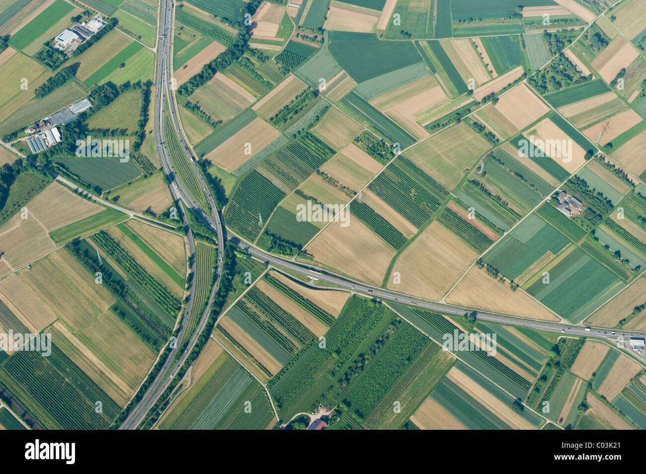 Luftaufnahme der Felder und Straßen in der Nähe von Freiburg Im Breisgau, Baden-Württemberg, Deutschland, Europa Stockfoto