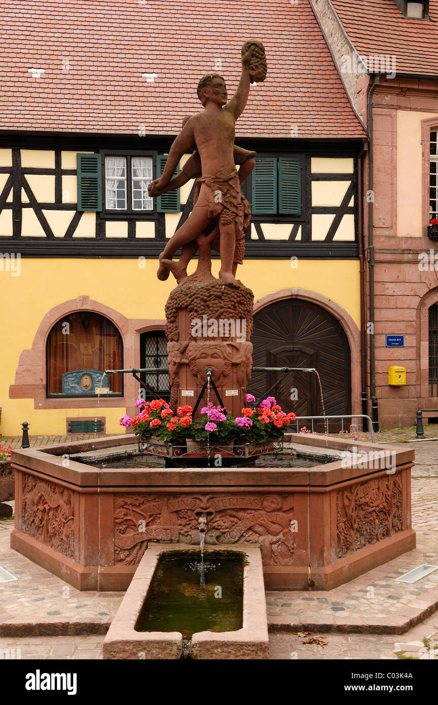 Brunnen mit ein paar tanzt auf Trauben, Ort Lieut Dutilh, Kientzheim, Elsass, Frankreich, Europa Stockfoto