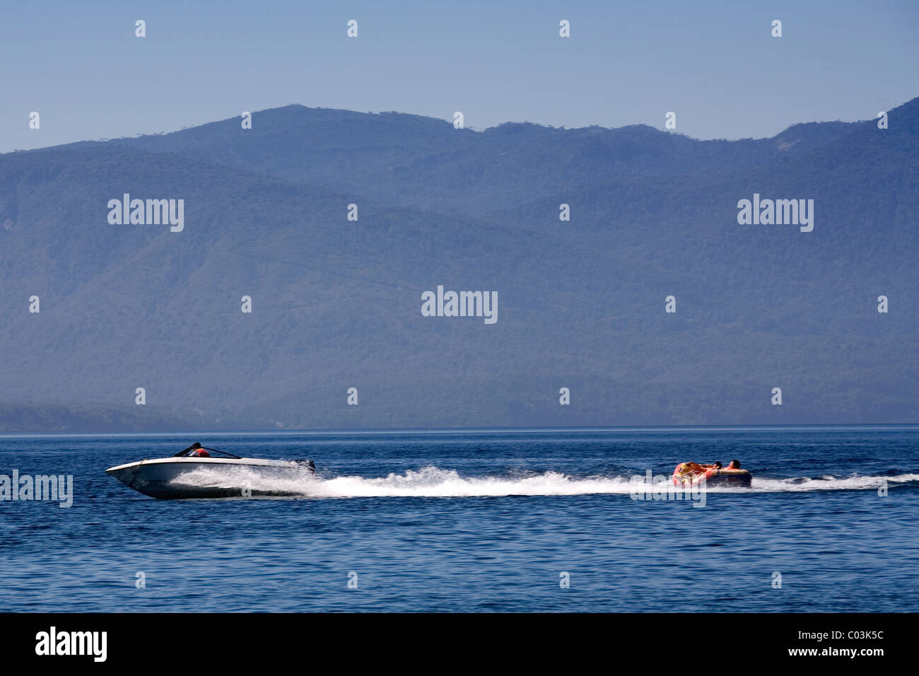 Wassersport auf dem See Caburgua, Pucon, Chile Stockfoto