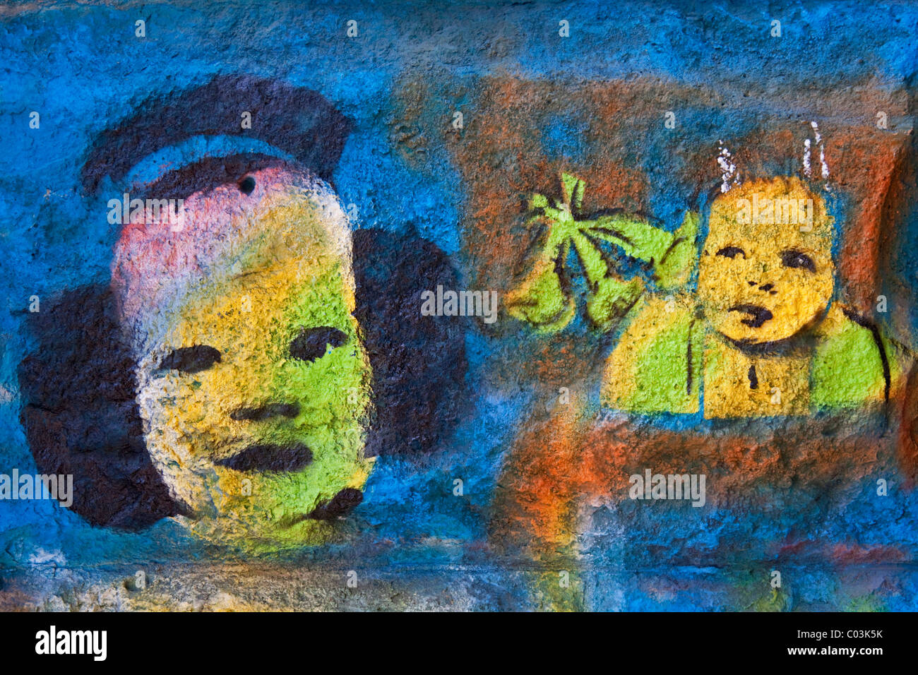 Graffiti an der Wand mit Kinder Gesichter und Kopfhörer Stockfoto
