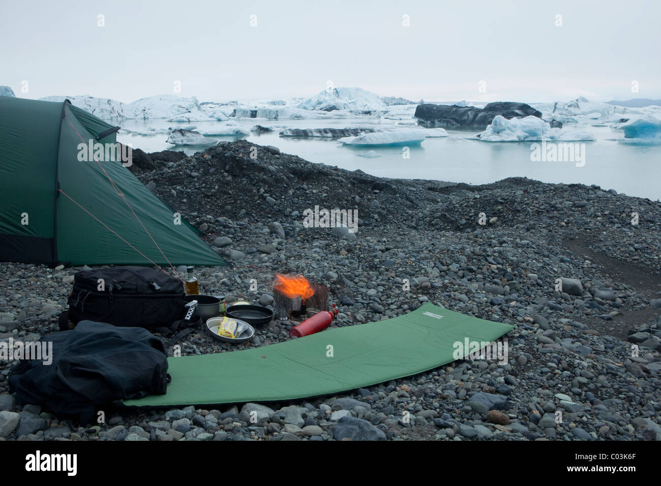 Biwak auf dem felsigen Ufer des Joekulsarlon Gletschersees, Island, Europa Stockfoto