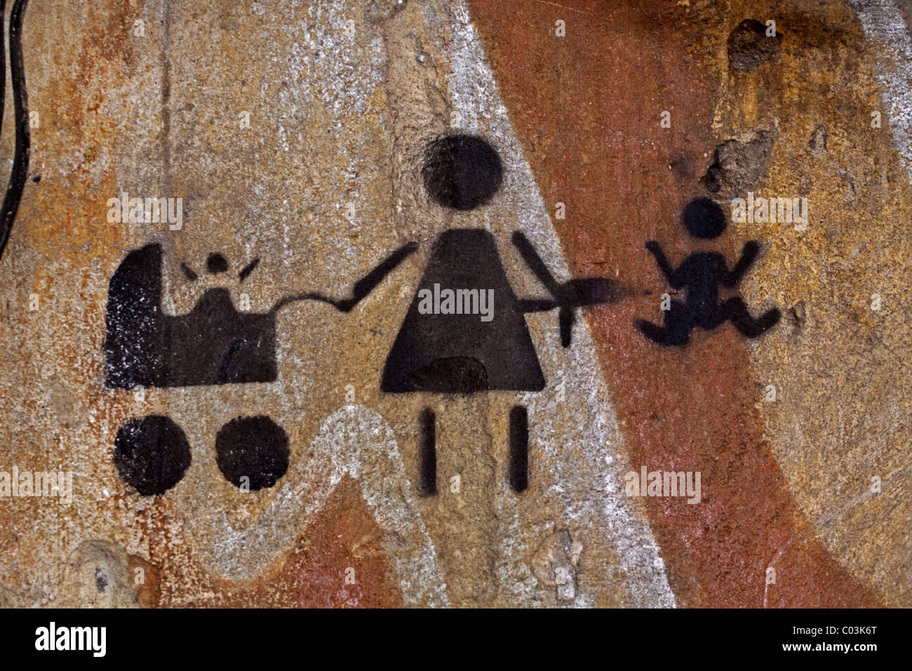 Graffiti auf eine Mauer, Baby in einem Kinderwagen, Mutter und Kleinkind Stockfoto
