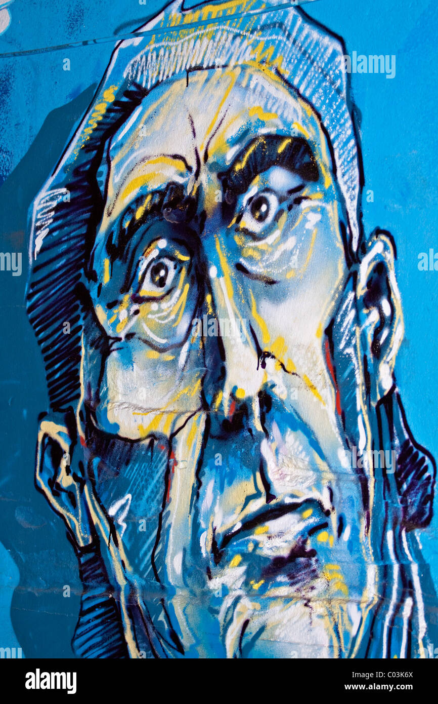 Gesicht eines Mannes gemalt an der Wand im Innenhof eines alten Gebäudes in Berlin, Berlin, Deutschland, Europa Stockfoto