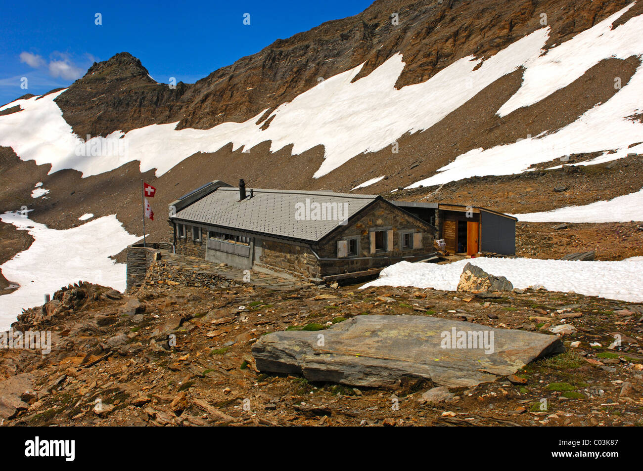 Monte Leone Hütte, SAC Hütte, umgeben von Feldern der Schnee im Frühjahr, Walliser Alpen, Wallis, Schweiz, Europa Stockfoto