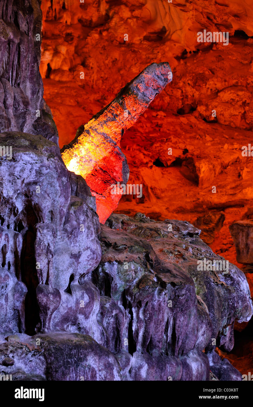 Hängen Sie die Sung Sot Grotte von Überraschungen, Tropfsteinhöhle in Halong Bucht, Vietnam, Südostasien Stockfoto