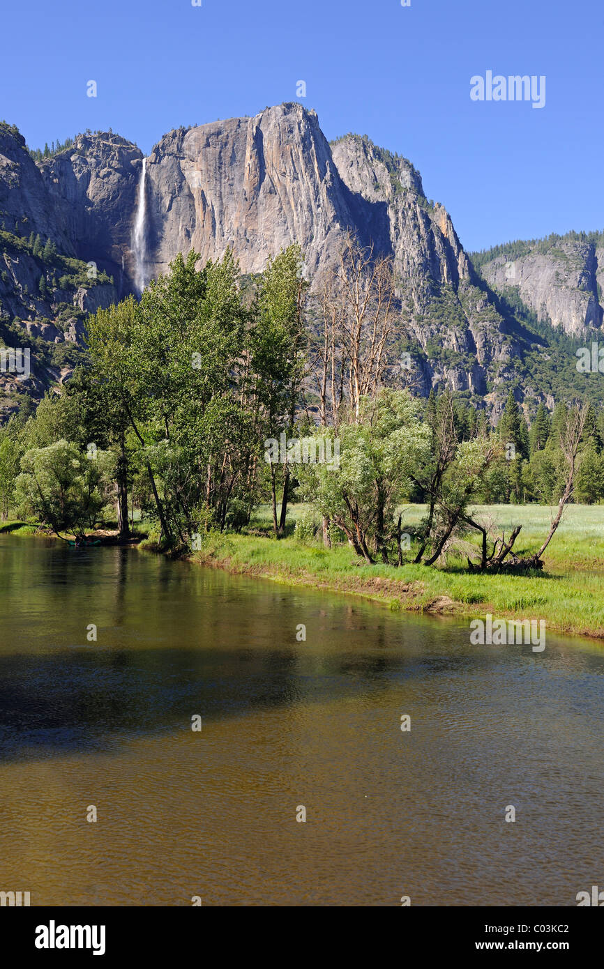 Typische Landschaft mit dem Merced River im Yosemite-Nationalpark, Kalifornien, USA, Nordamerika Stockfoto