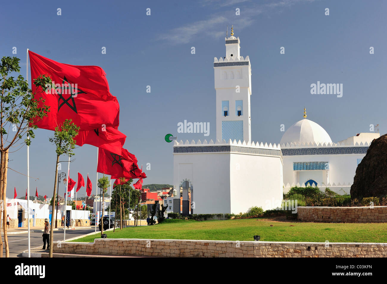 Nationalflaggen des Königreichs Marokko vor einer Moschee, M'diq, Marokko, Afrika Stockfoto