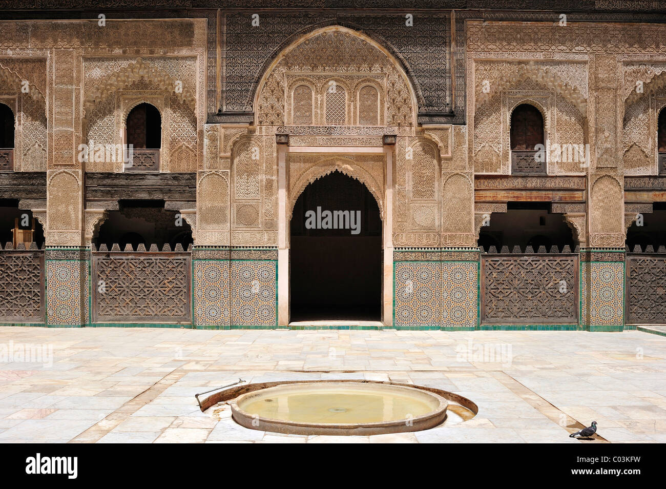 Innenhof der Medersa Bou Inania mit waschen Brunnen, Mauern und Bögen verziert mit Zeder Holzschnitzereien, Stuckverzierungen Stockfoto