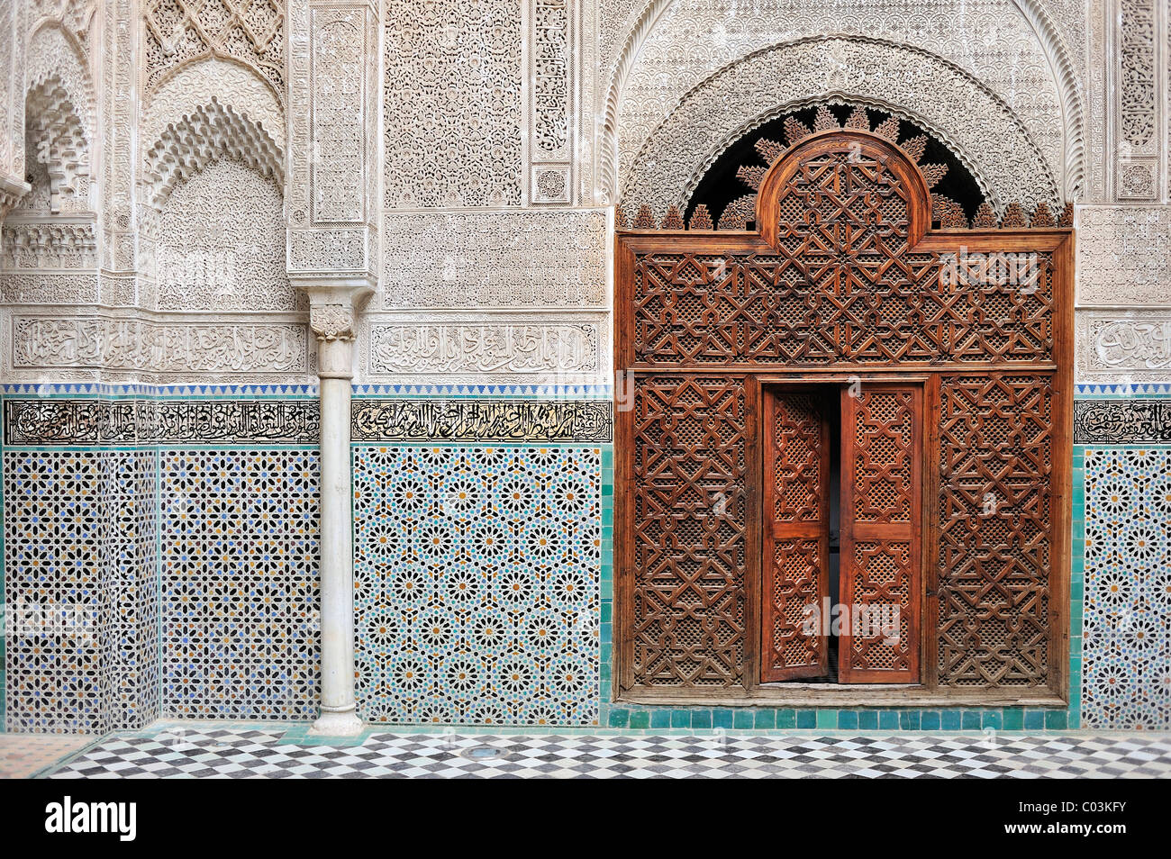 Medersa Attarine, Tür geschnitzt aus Zedernholz, Wände mit Säulen, Stuck-Ornamente und Mosaike, Fes, Marokko, Afrika Stockfoto