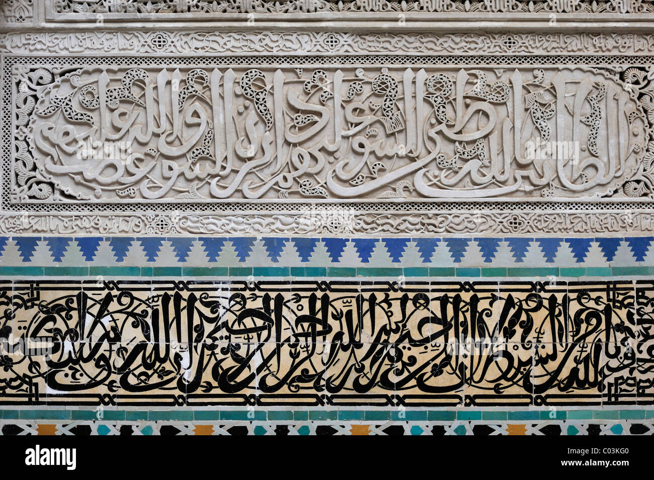 Wand der Medersa Attarine Koranschule mit Fliese Mosaiken und Stuck mit Versen des Koran, Fes, Marokko, Afrika Stockfoto