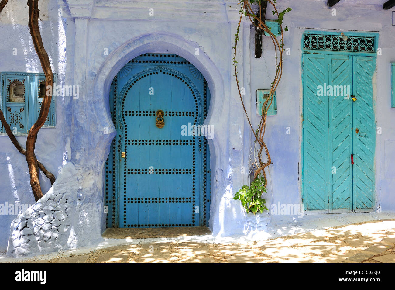 Haustüren mit Türklopfer, Chefchaouen, Rif-Gebirge, nördlichen Marokko, Marokko, Afrika Stockfoto