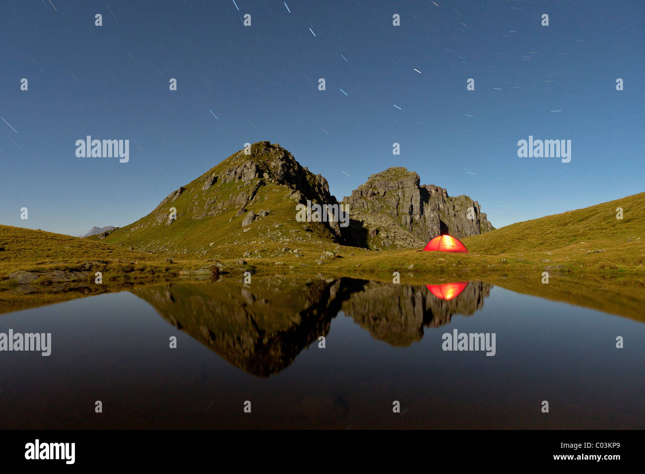 Nachtaufnahme, beleuchteten Zelt neben See Berglimatt, Kanton Glarus, Schweiz, Europa Stockfoto